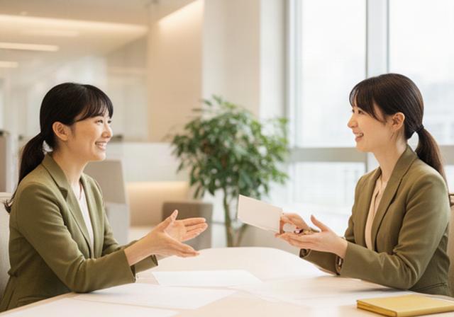 名古屋の明るい相談室で家計資料を見ながら話すアドバイザー